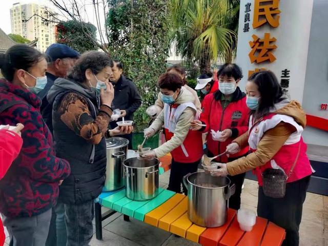 者和爱心人士在文化广场组织开展了"浓情腊八节 暖心腊八粥"公益活动